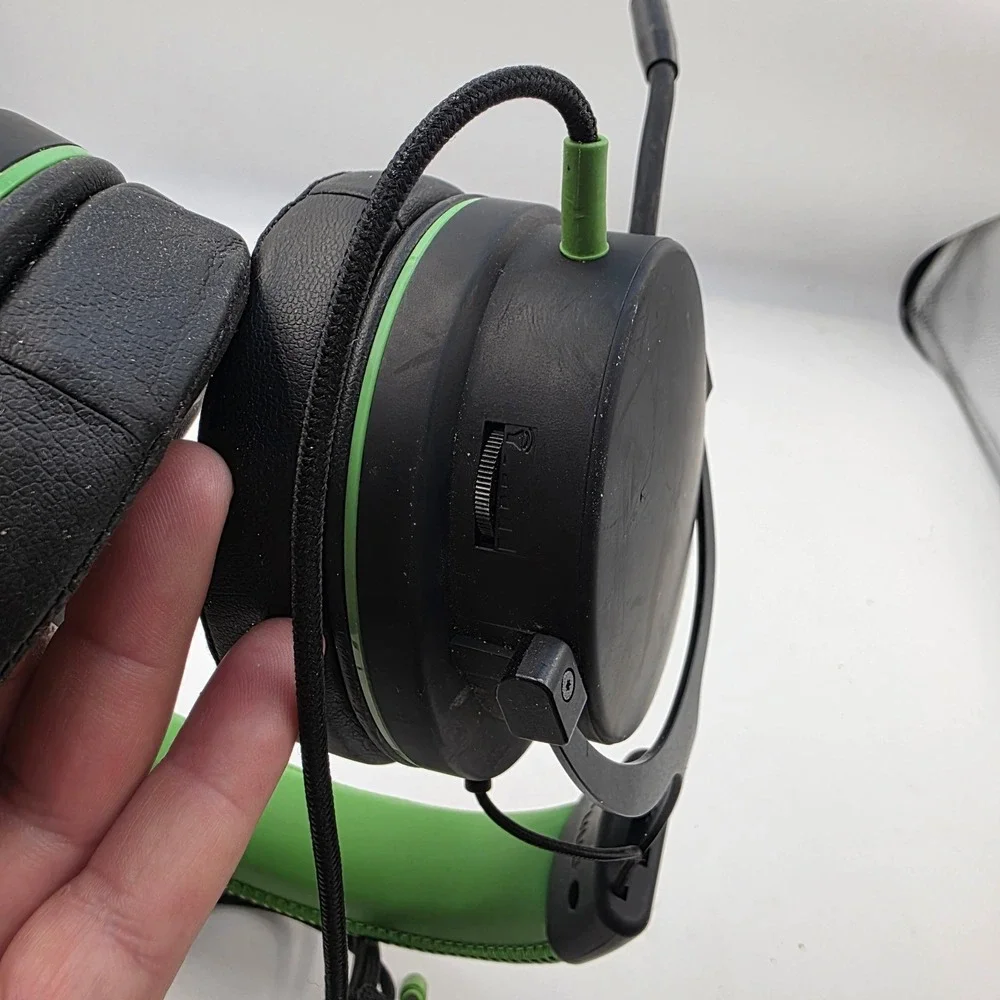 onn. Wired‎ Gaming Headset with Microphone Black Neon Green 3.5mm Jack L3
